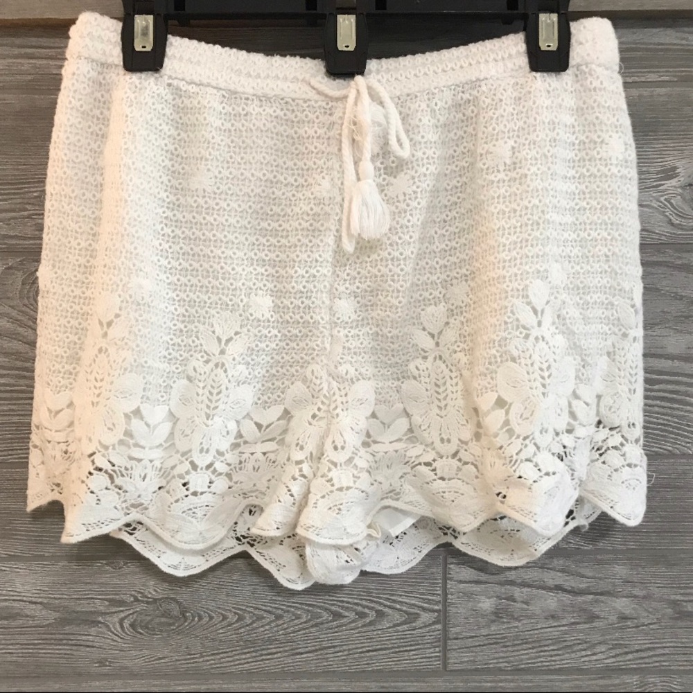 Abercrombie&Fitch white lace shorts